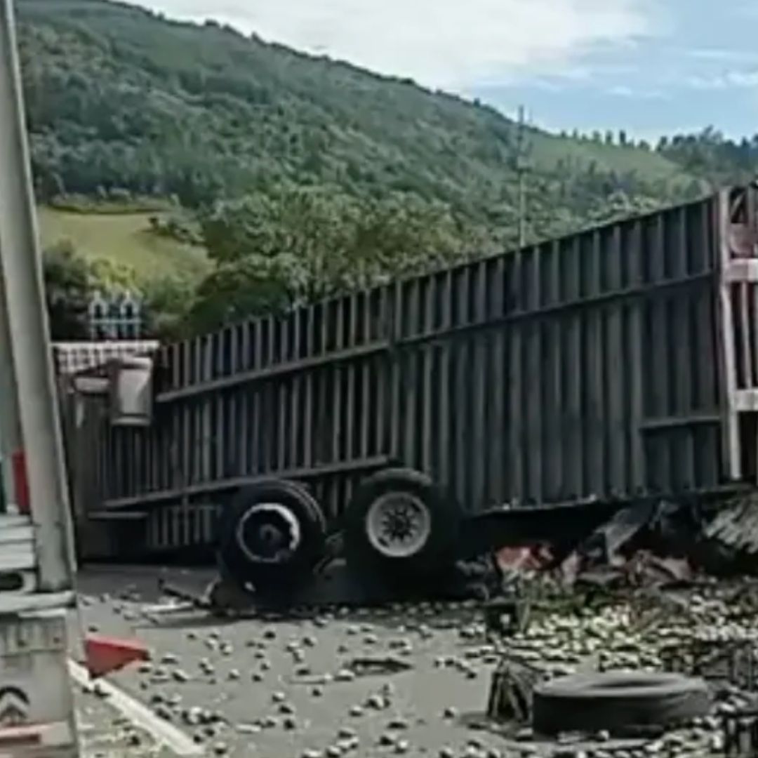 Volcadura de tráiler deja caos vial en la autopista Puebla-Orizaba