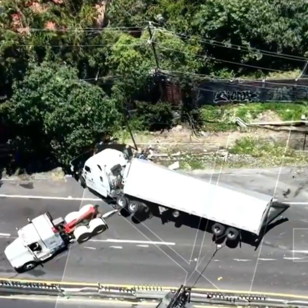 Volcadura de tráiler en la carretera México-Toluca