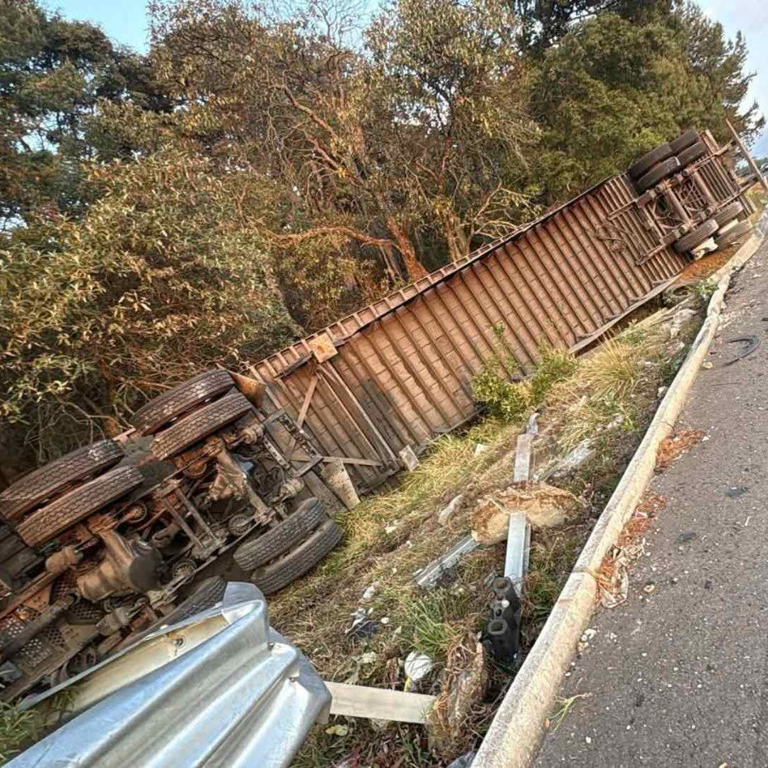 Cierre Parcial en Autopista México Puebla por Accidente Volcadura Tráiler Paquetería Castores Hoy 5 de Mayo