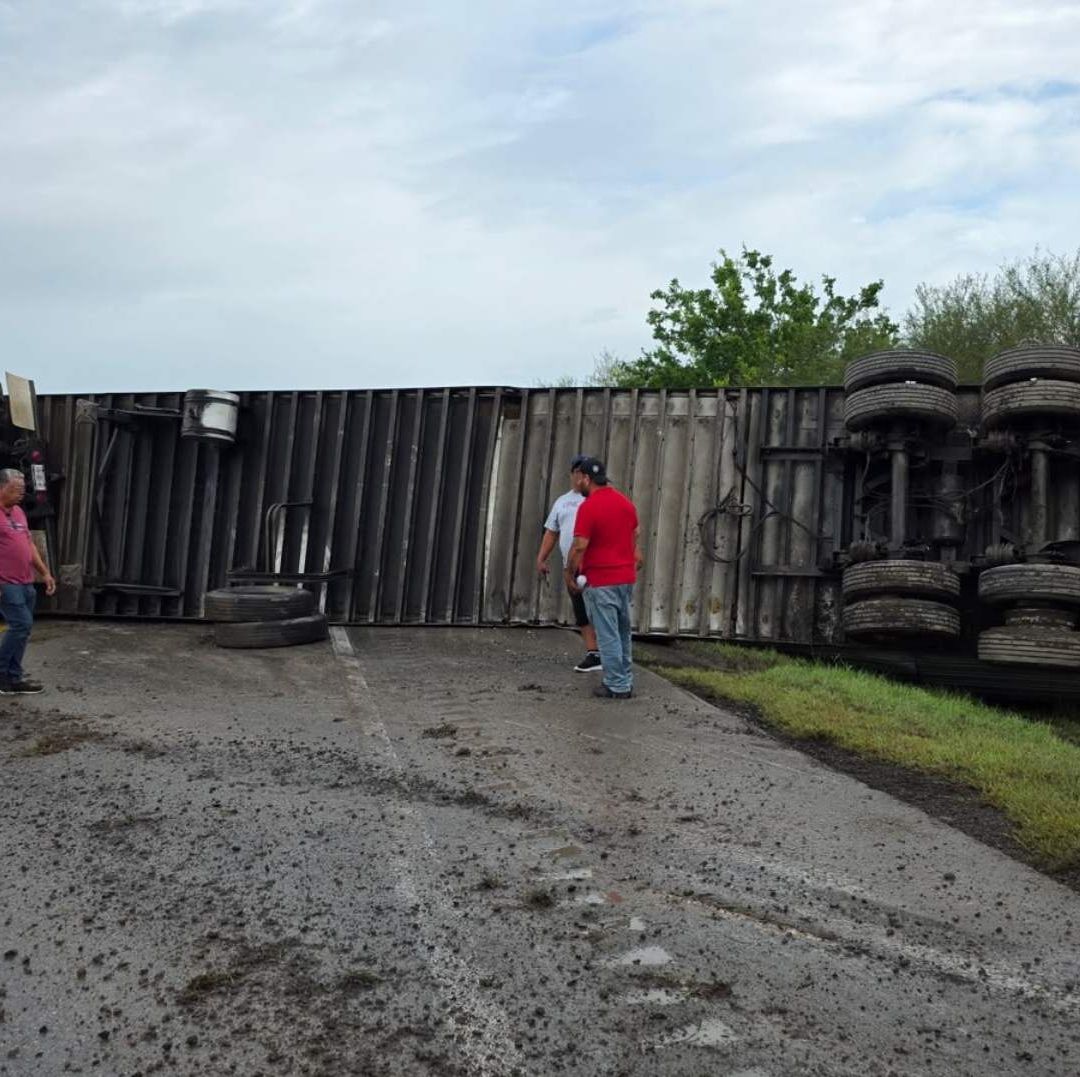 Volcadura afecta circulación en carretera González-Llera de Canales en Tamaulipas