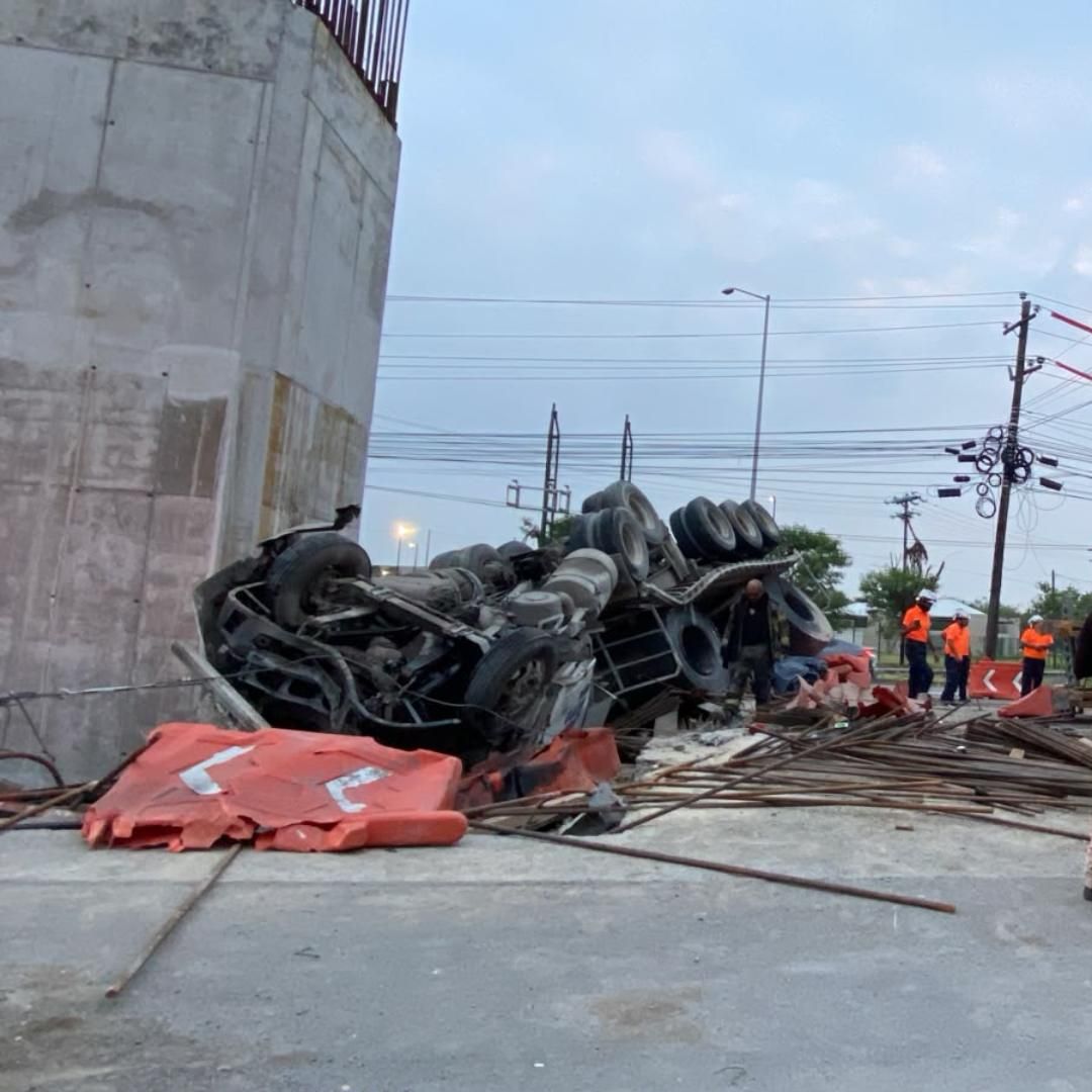 Aparatosa volcadura de tractocamión provoca caos vial en Miguel Alemán