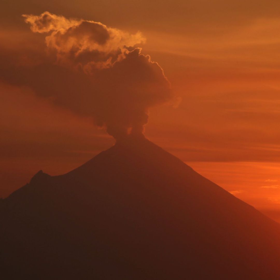 Amanecer en el volcán Popocatépetl