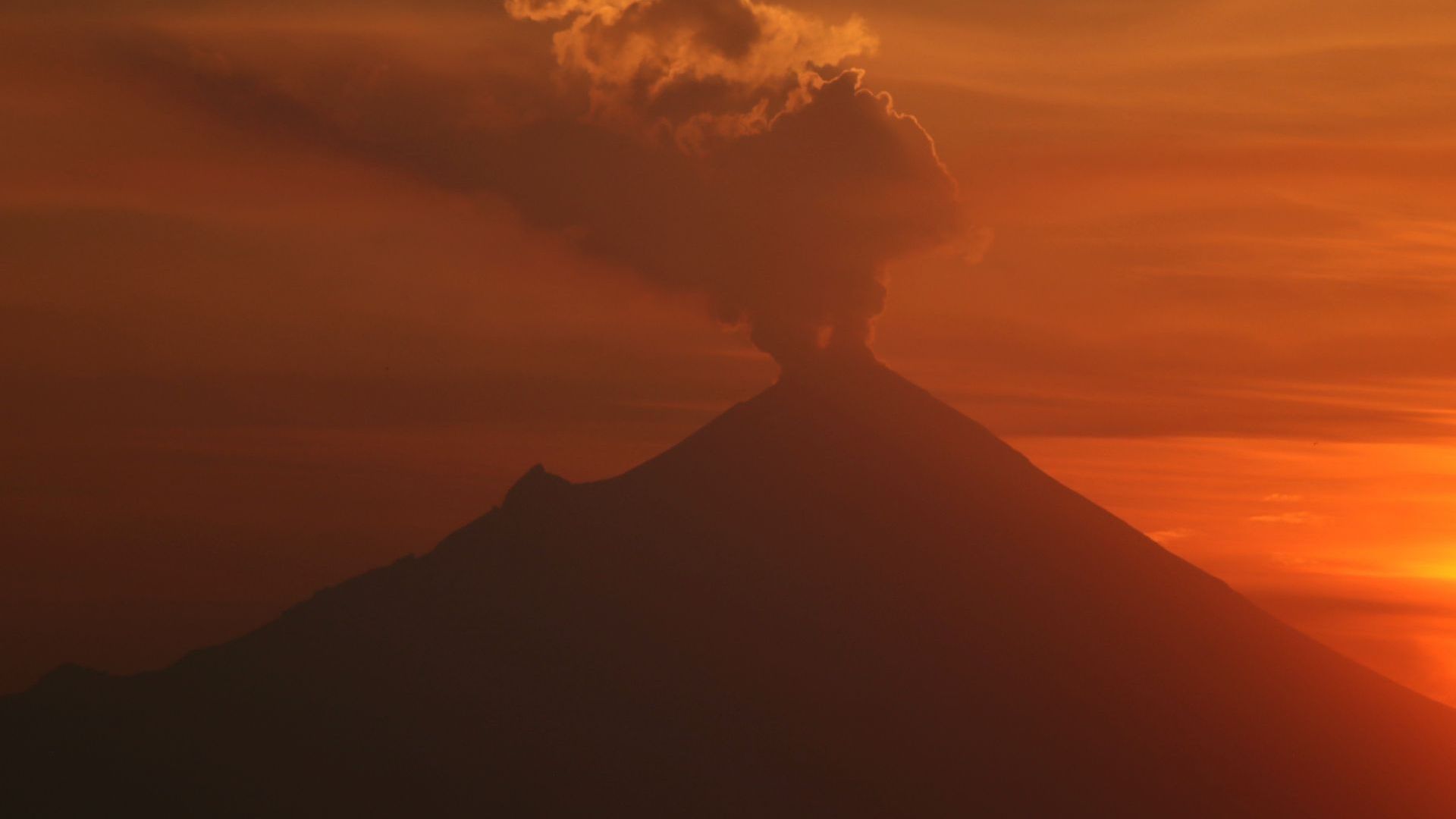 Amanecer en el volcán Popocatépetl