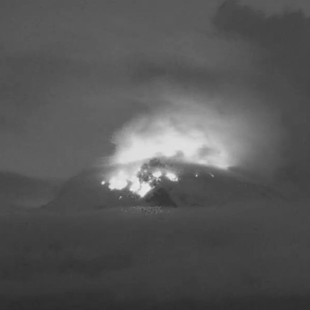 Actividad del volcán Popocatépetl el 24 de junio de 2026. Foto: X @SasslaMx
