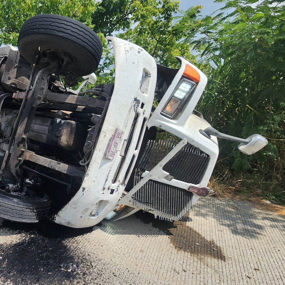 Tractocamión Cargado con Limón Vuelca en el Libramiento Papantla-Tajín