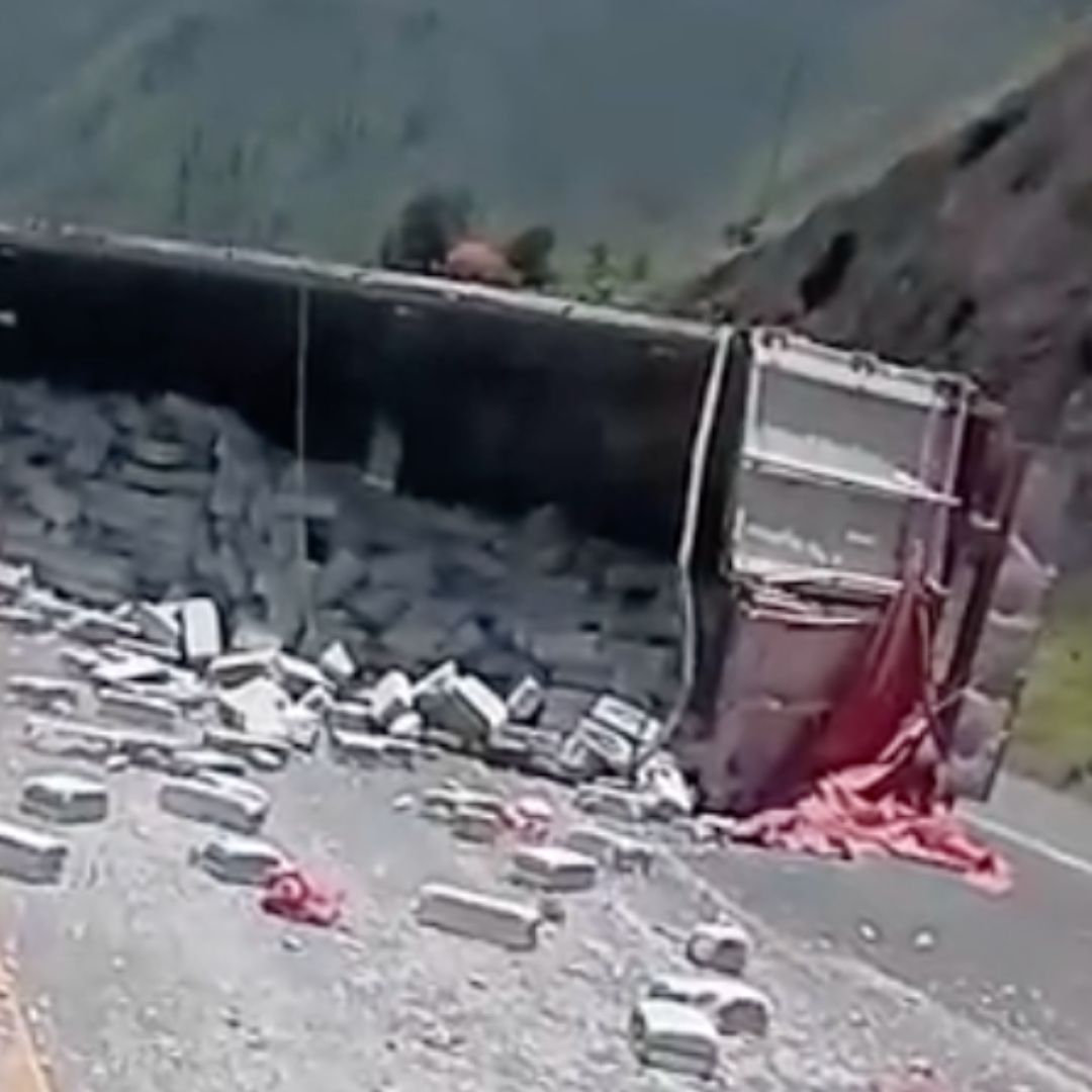 Operador de Tráiler Queda Atrapado en su Unidad tras Volcar Sobre Autopista 150D Puebla-Orizaba