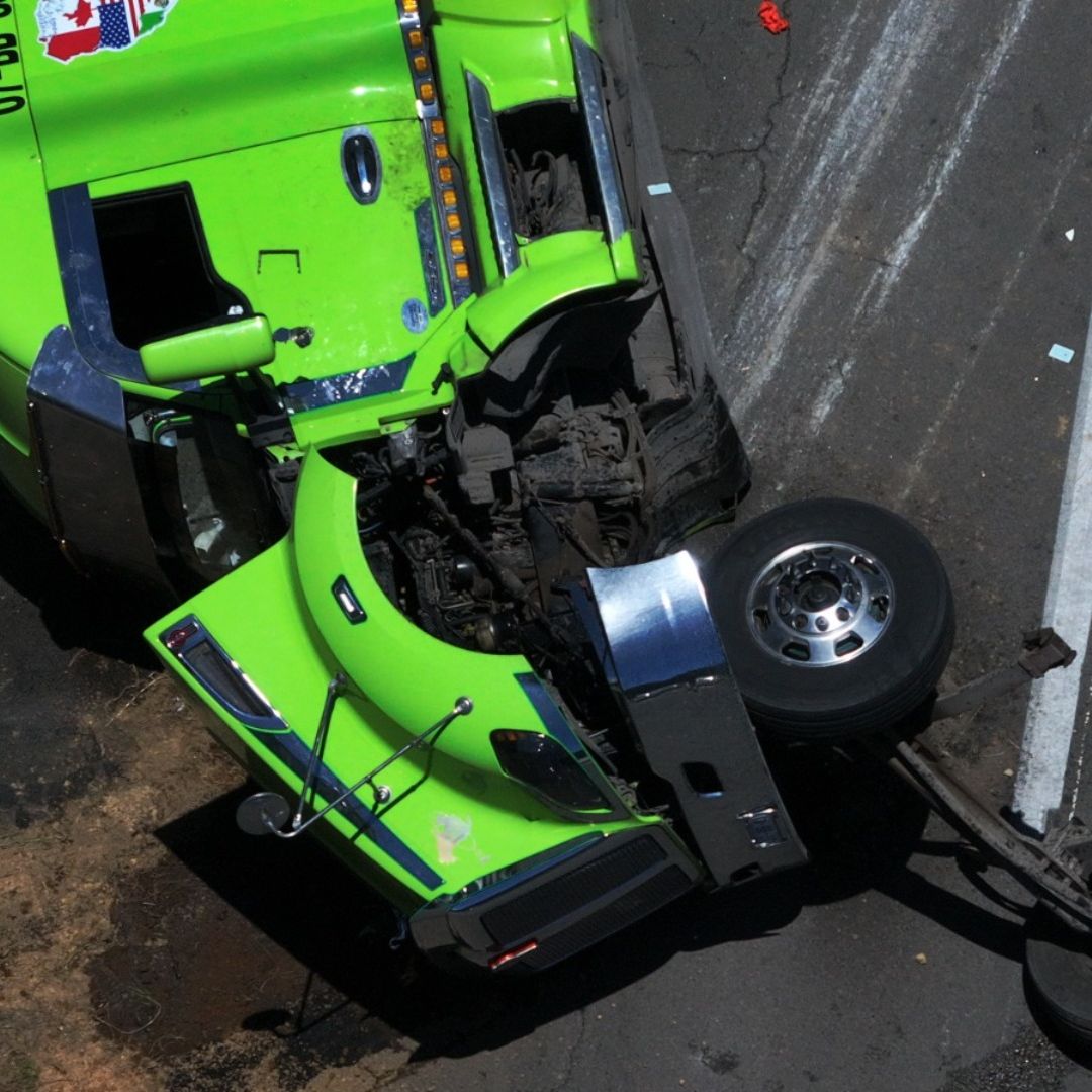 Un tráiler volcó en la arretera México-Toluca. Foto: N+