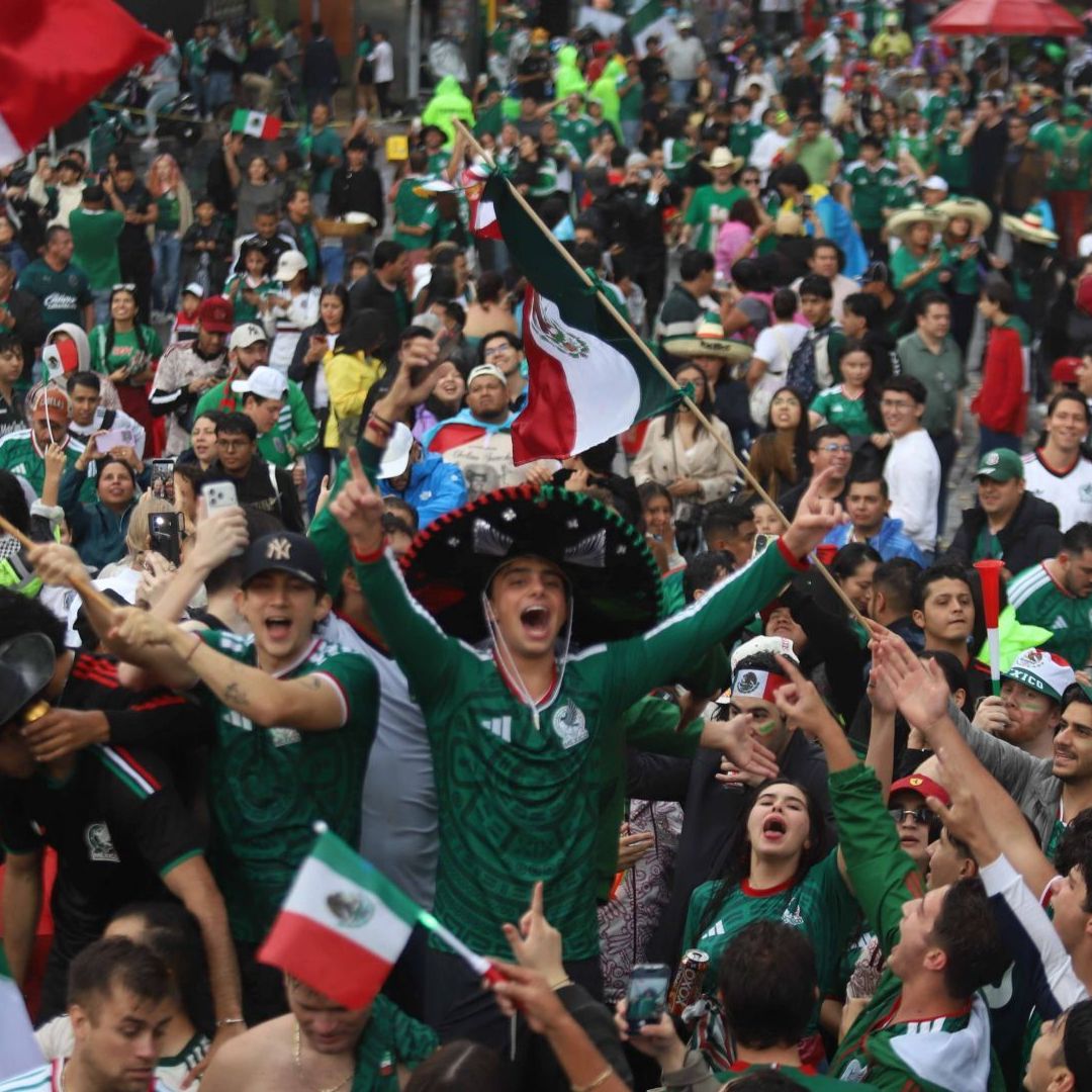 Aficionados celebran el triunfo de México sobre Sudáfrica.