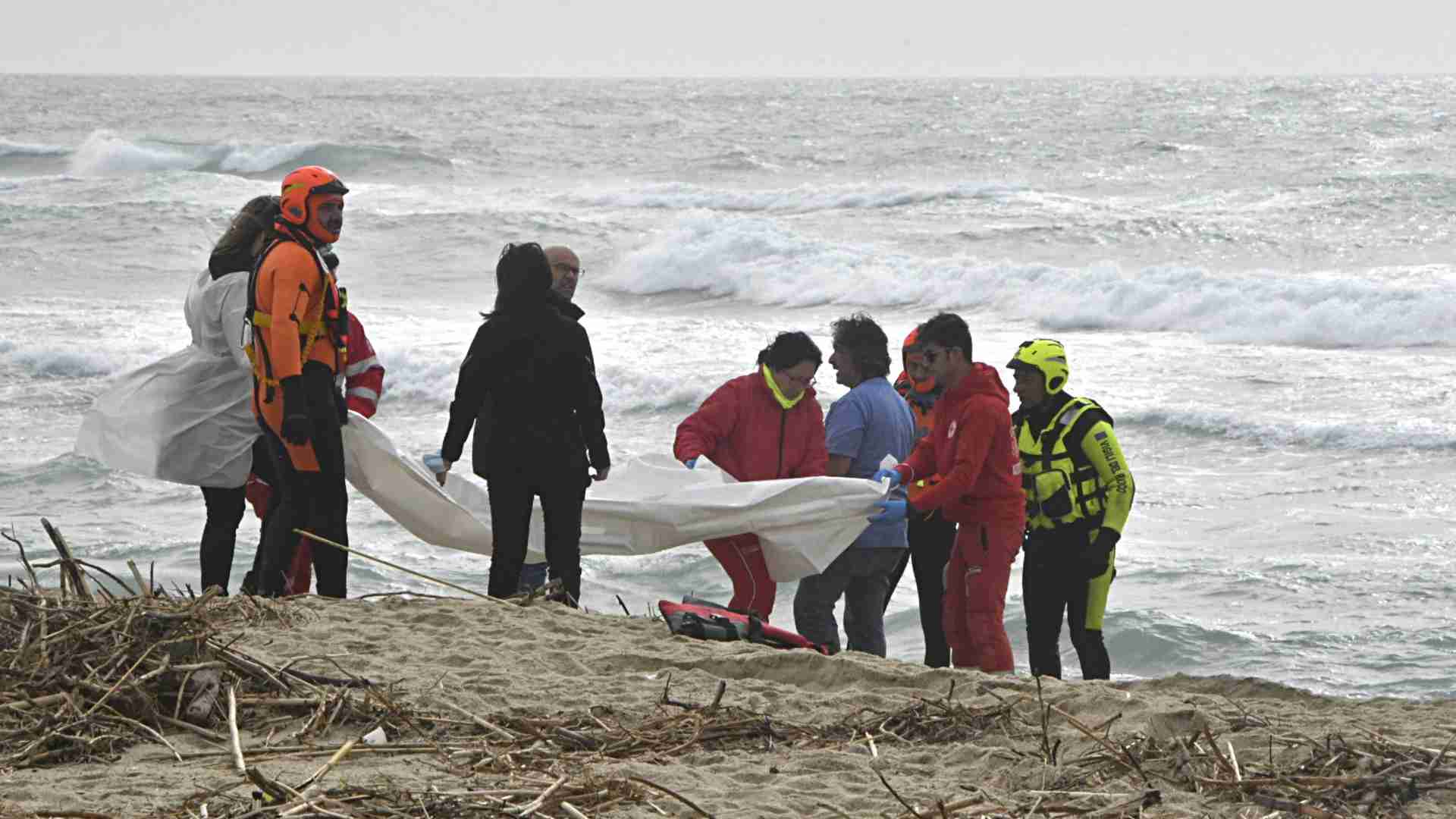 Naufragio En Italia 60 Migrantes Muertos En Calabria N