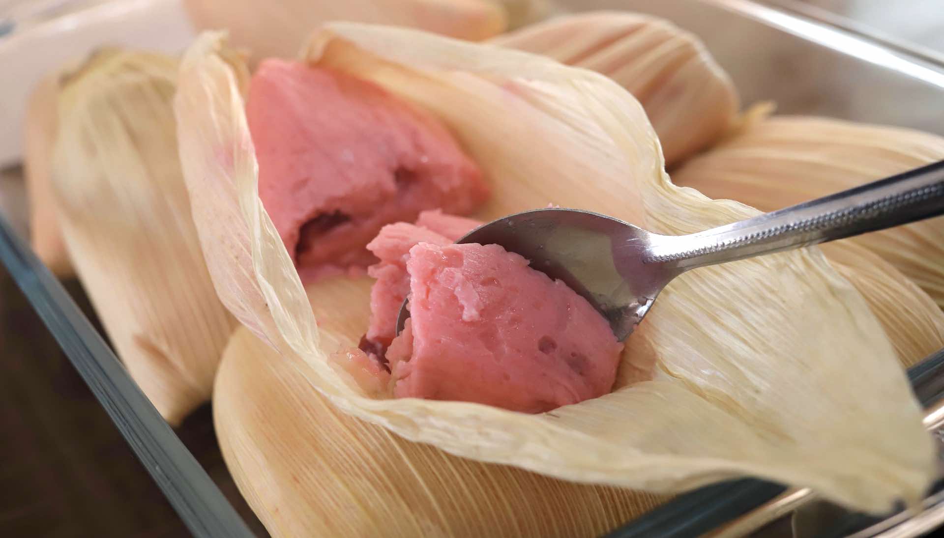 Tamales de Dulce: ¿Por qué la masa es de color rosa mexicano? | N+