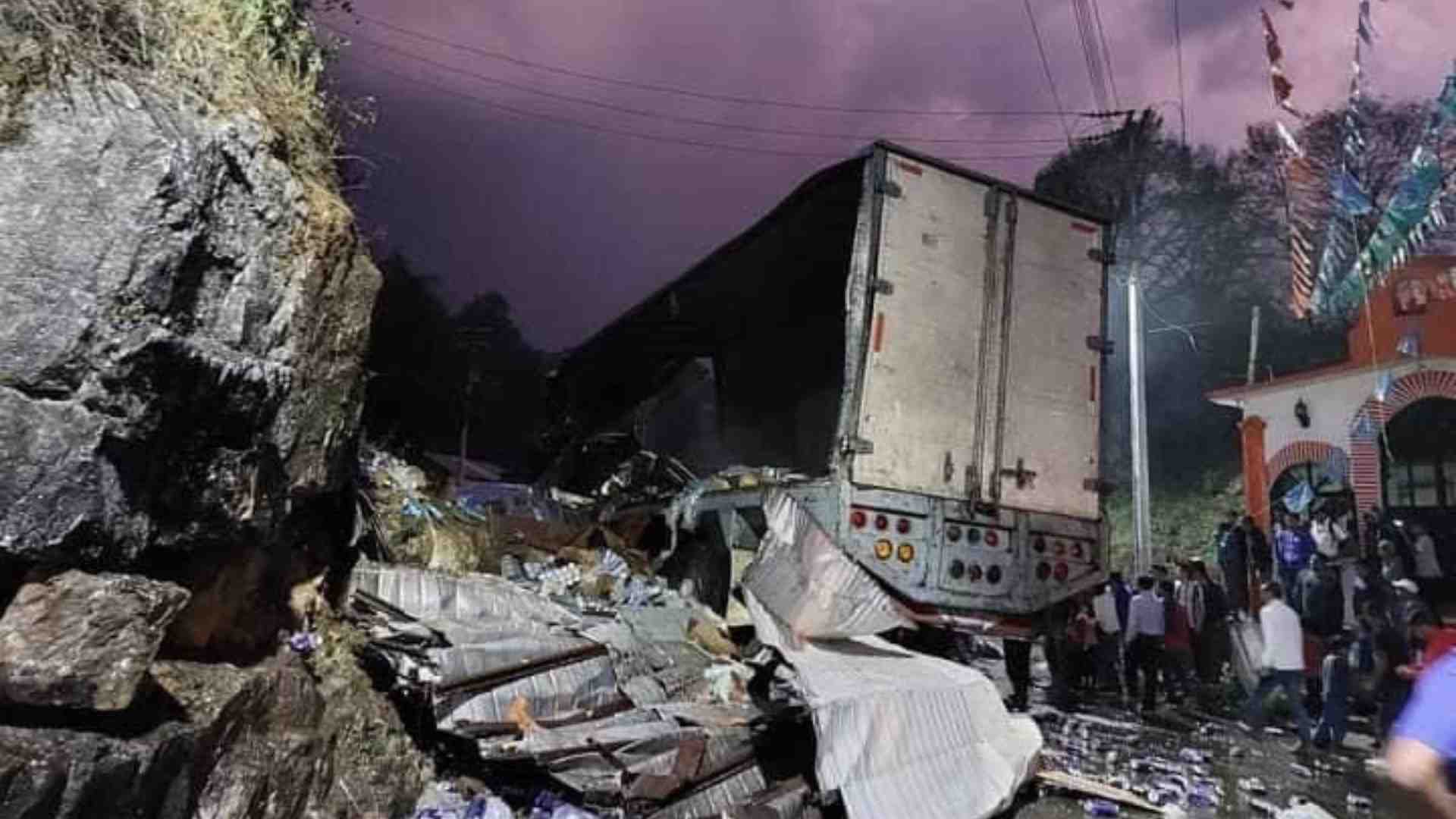 Accidente en Chiapas Tráiler Sin Frenos Provoca Carambola; Hay Varios