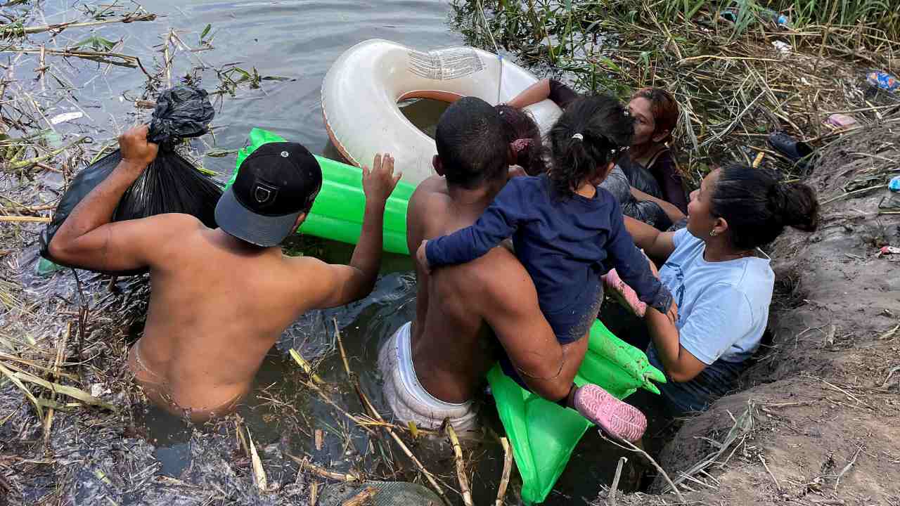 Migrantes Se Lanzan Al Río Bravo En Su Desesperación Por Llegar A Eua N