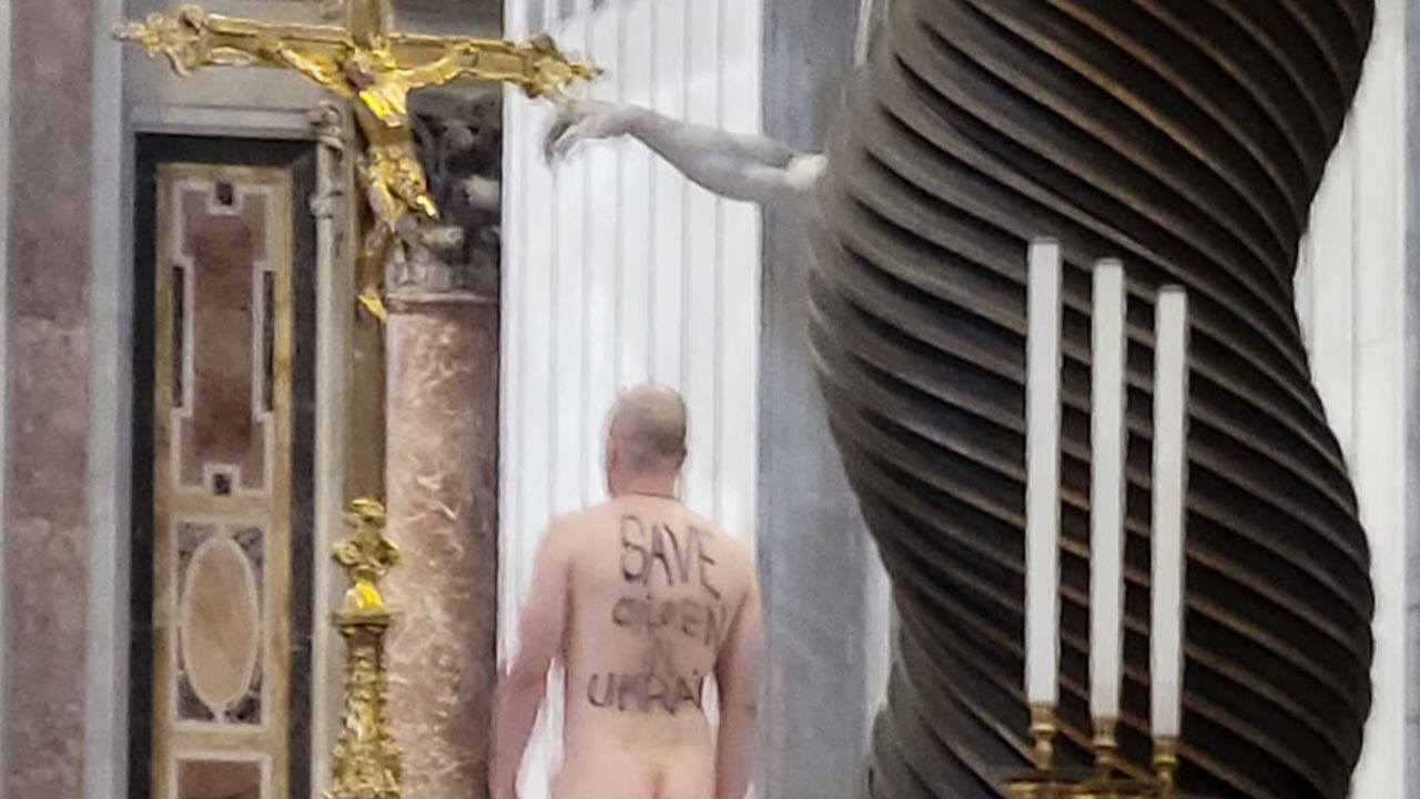 Hombre Se Desnuda en Basílica de San Pedro para Protestar por Guerra en  Ucrania | N+