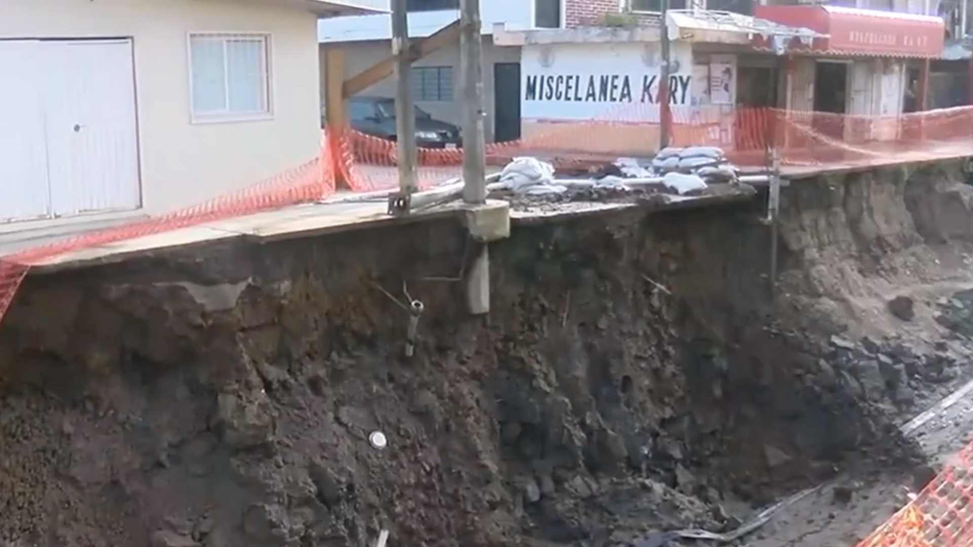 Casas En Riesgo De Caer Por Deslave De Obra Pluvial En Xalapa N