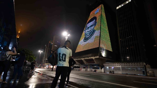 Proyección de una foto de Pelé en Brasil