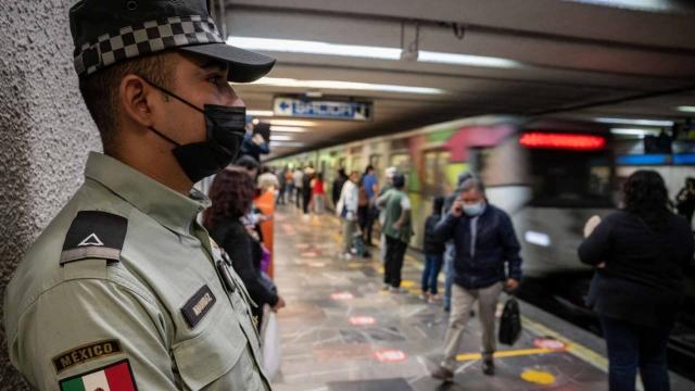Integrante de la GN hace guardia en L2 del Metro en CDMX. Foto: AFP