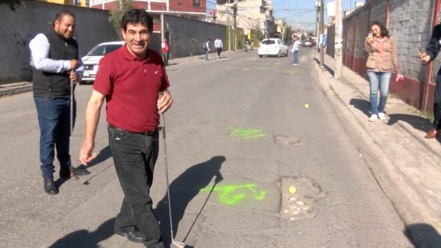 Vecinos de Toluca jugaron "golf" con los baches de su calle.