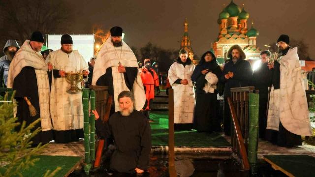 Rusos reciben la Epifanía ortodoxa con baños helados
