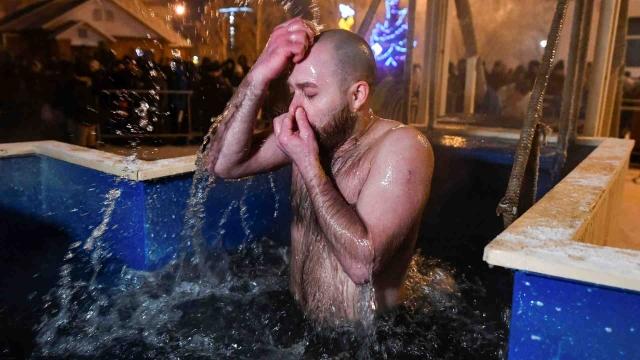 Rusos se bañaron en aguas heladas de estanques 