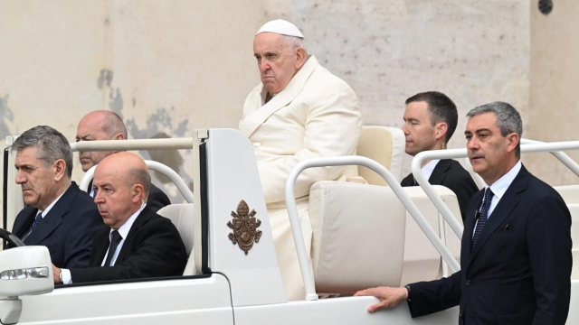El papa Francisco es transportado por un vehículo antes de la misa de celebración. Foto: EFE