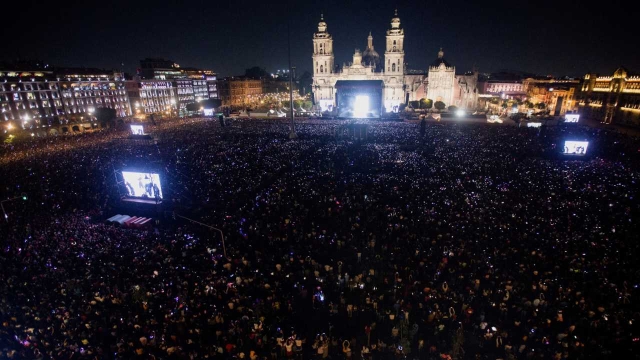 En la Plaza de la Constitución y calles aledañas fueron colocadas pantallas de transmisión. Foto: Reuters
