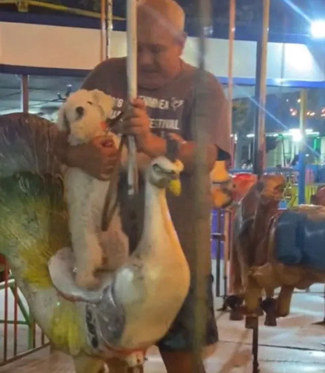 Video: Abuelito Sube a Carrusel con su Perrito