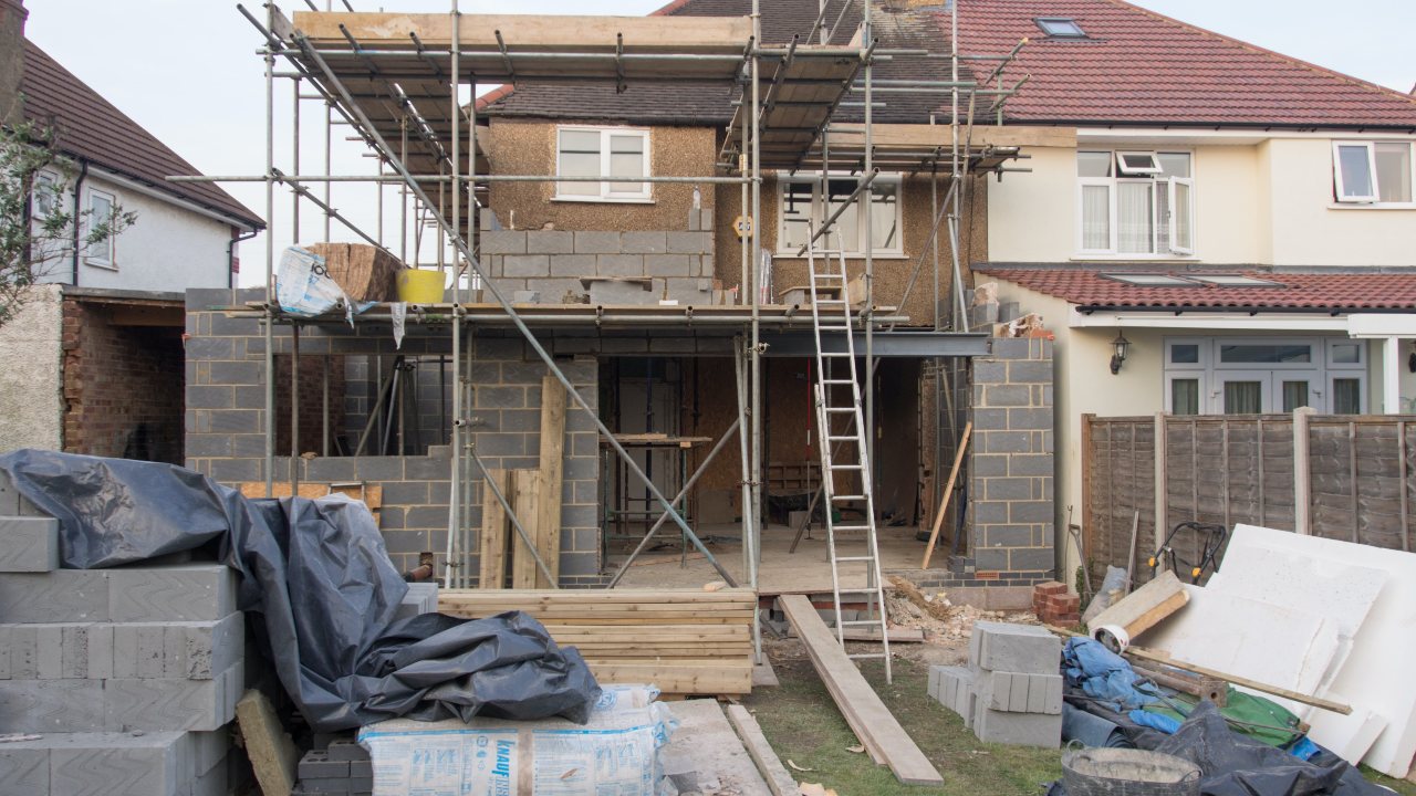 Infonavit: ¿Qué conviene más entre comprar y construir una casa? | N+